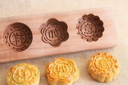 同月餅(bǐng)一樣模(mó)印直接把logo刻在模具(jù)內